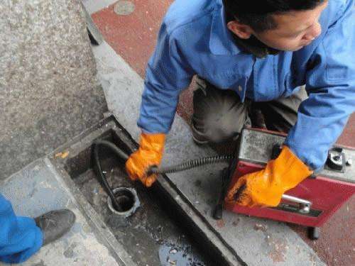 东阁镇疏通下水道