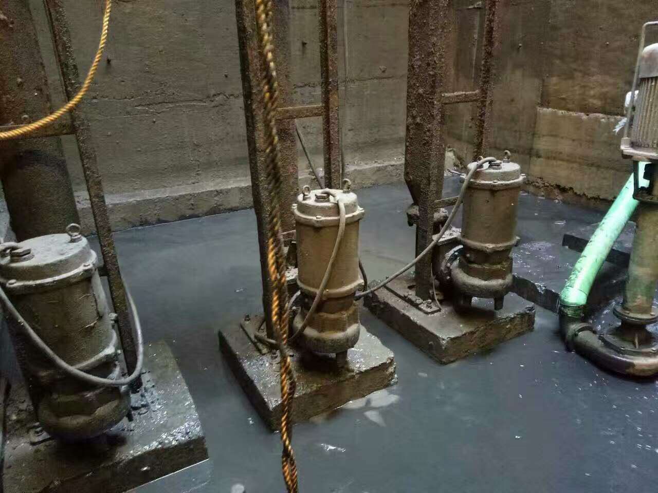 东阁镇污水池清理