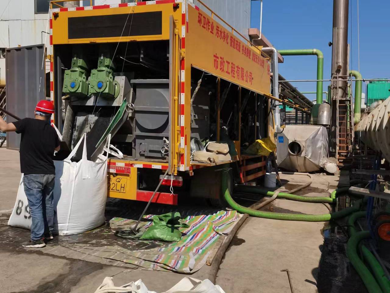 东阁镇淤泥压干处理