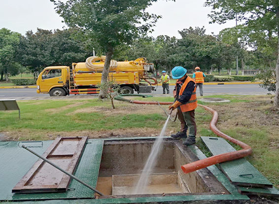 东阁镇化油池清理