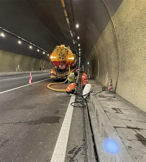 东阁镇隧道排水渠清淤